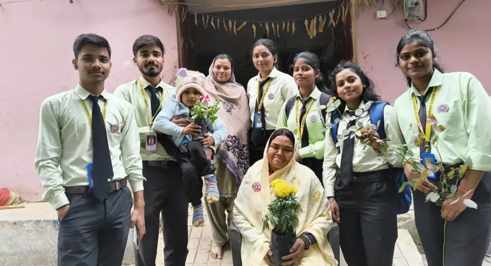 महायोगी गोरखनाथ विवि की रासेयो इकाई ने ग्रामीणों को समझाईं काम की बातें