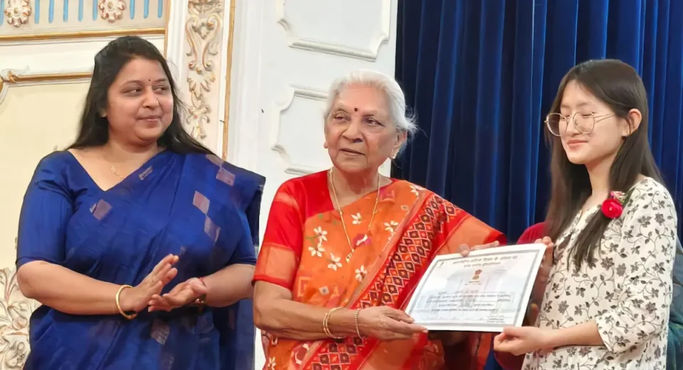 भाषण प्रतियोगिता में शामिल एमएमएमयूटी की छात्रा को पुरस्कृ​त करतीं महामहिम राज्यपाल.