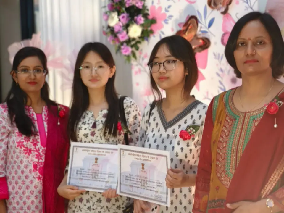 भाषण प्रतियोगिता में प्रथम और तृतीय पुरस्कार पाने वाली छात्राएं.