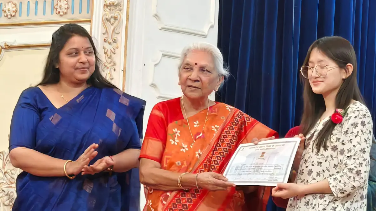 भाषण प्रतियोगिता में शामिल एमएमएमयूटी की छात्रा को पुरस्कृ​त करतीं महामहिम राज्यपाल.