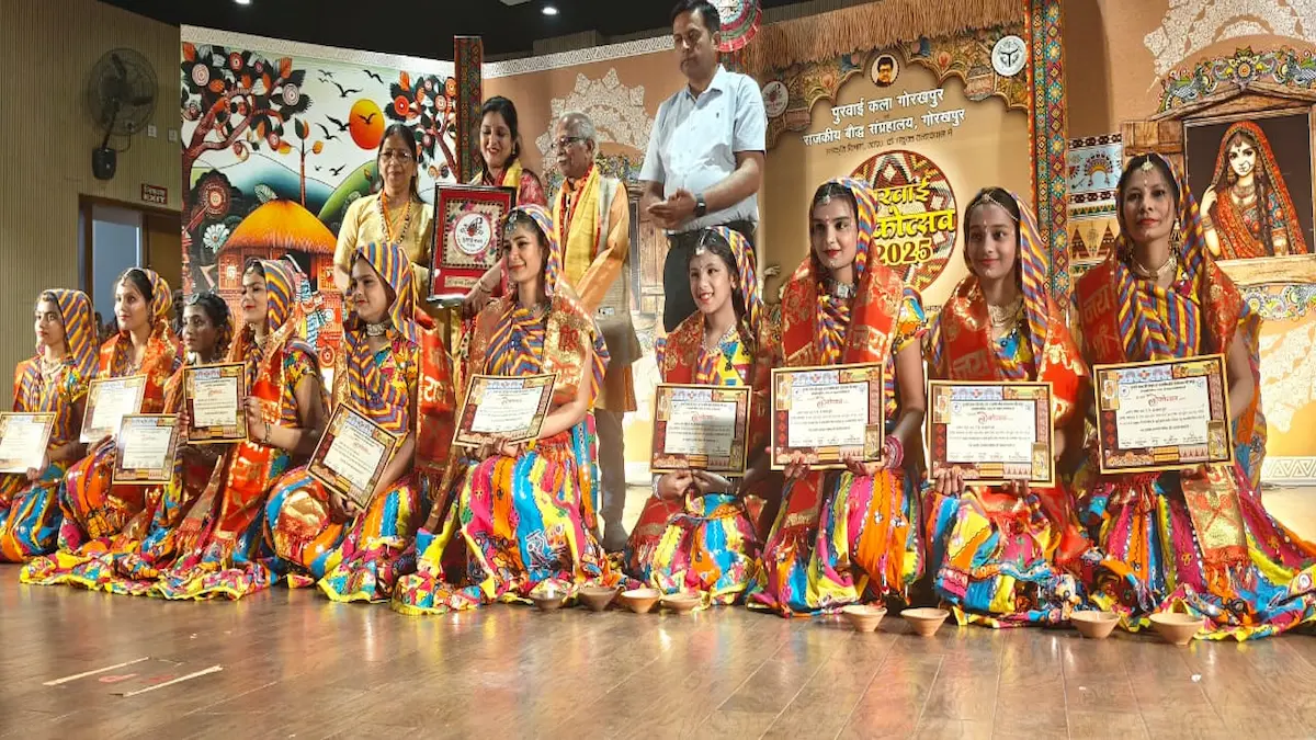पुरवाई लोकोत्सव 2025 में लोक संस्कृति का अद्भुत संगम, कलाकारों का सम्मान