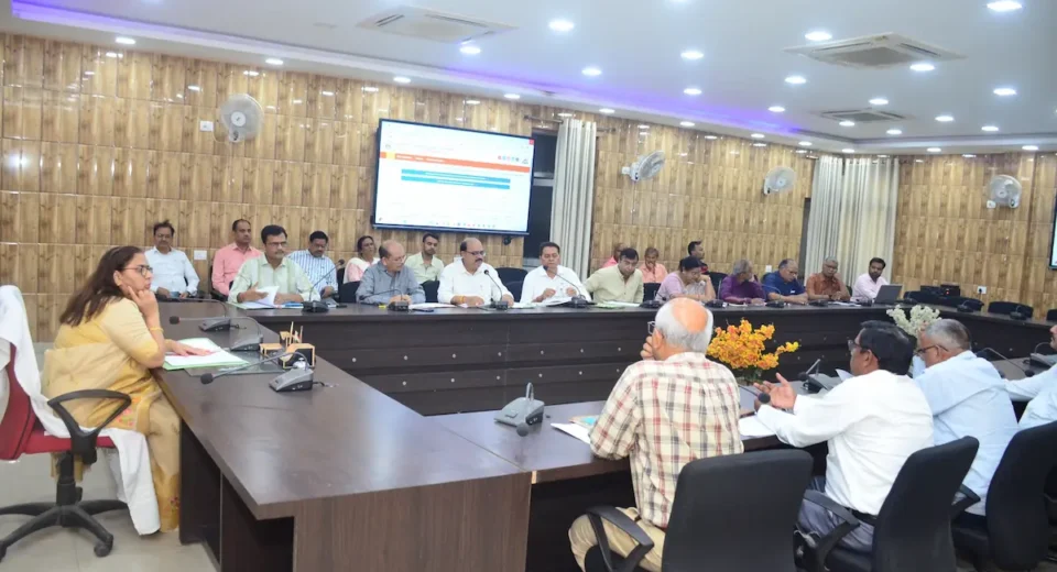 डीडीयू गोरखपुर विश्वविद्यालय में स्नातक प्रवेश प्रक्रिया शुरू, 5214 सीटों पर होंगे दाखिले विश्वविद्यालय की प्रवेश समिति की एक महत्वपूर्ण बैठक शुक्रवार को आयोजित हुई।