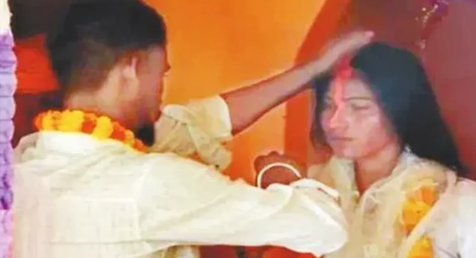 फोरलेन पर पकड़े गए प्रेमी जोड़े की मंदिर में हुई शादी, वीडियो हुआ वायरल