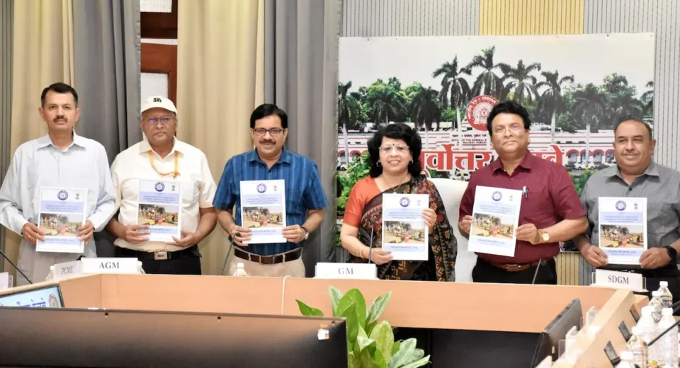 NER ने जारी की समपार सुरक्षा रिपोर्ट, दुर्घटनाएं रोकने को फूलप्रूफ प्लान तैयार 'इम्प्रूवमेंट प्लान फॉर लेवल क्रॉसिंग सेफ्टी एण्ड ऑपरेशन इन इज्जतनगर डिवीजन’ रिपोर्ट का विमोचन करतीं महाप्रबन्धक, पूर्वोत्तर रेलवे सौम्या माथुर। साथ में हैं अपर महाप्रबन्धक डीके सिंह एवं अन्य प्रमुख विभागाध्यक्ष।