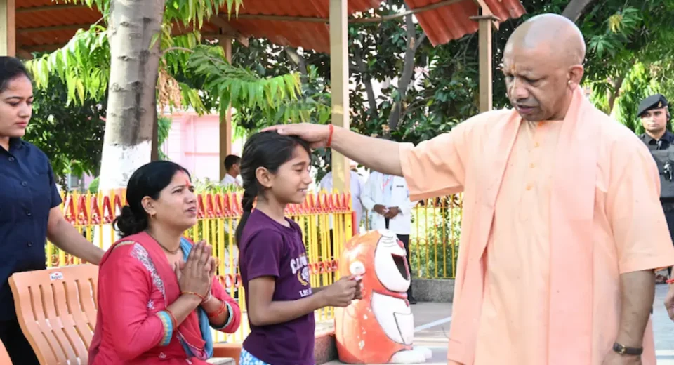 संवेदनशीलता और शीघ्रता से करें जन समस्याओं का निस्तारण: सीएम योगी मंगलवार को गोरखनाथ मंदिर प्रांगण में अपने आवास पर जनता दर्शन कार्यक्रम में समस्याएं सुनते सीएम योगी आदित्यनाथ. फोटो: सीएम मीडिया टीम