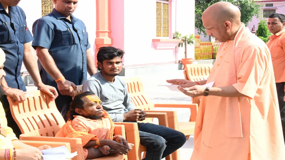 कन्नौज के दिव्यांग पुजारी गोपालदास ने सुनाई सीएम योगी को व्यथा, मिला आश्वासन कन्नौज के दिव्यांग पुजारी की सीएम योगी से मुलाकात