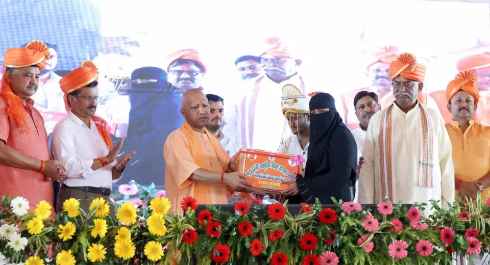 गोरखपुर में 1200 जोड़ों का सामूहिक विवाह, सीएम योगी ने नवयुगल को दिया आशीर्वाद गोरखपुर में 1200 जोड़ों का सामूहिक विवाह, सीएम योगी ने नवयुगल को दिया आशीर्वाद