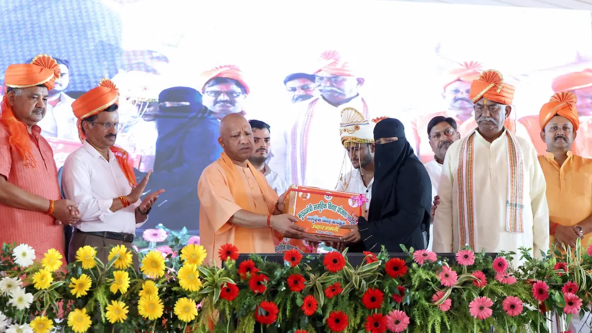 गोरखपुर में 1200 जोड़ों का सामूहिक विवाह, सीएम योगी ने नवयुगल को दिया आशीर्वाद गोरखपुर में 1200 जोड़ों का सामूहिक विवाह, सीएम योगी ने नवयुगल को दिया आशीर्वाद