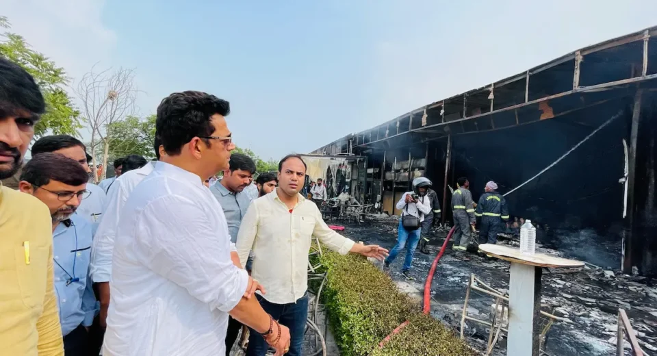 रामगढ़ ताल इलाके में स्थित जेएसआर गार्डन में लगी आग. मौके पर पहुंचे सदर सांसद रवि किशन.