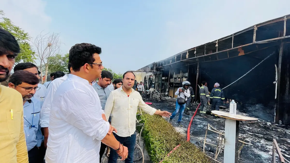रामगढ़ ताल इलाके में स्थित जेएसआर गार्डन में लगी आग. मौके पर पहुंचे सदर सांसद रवि किशन.