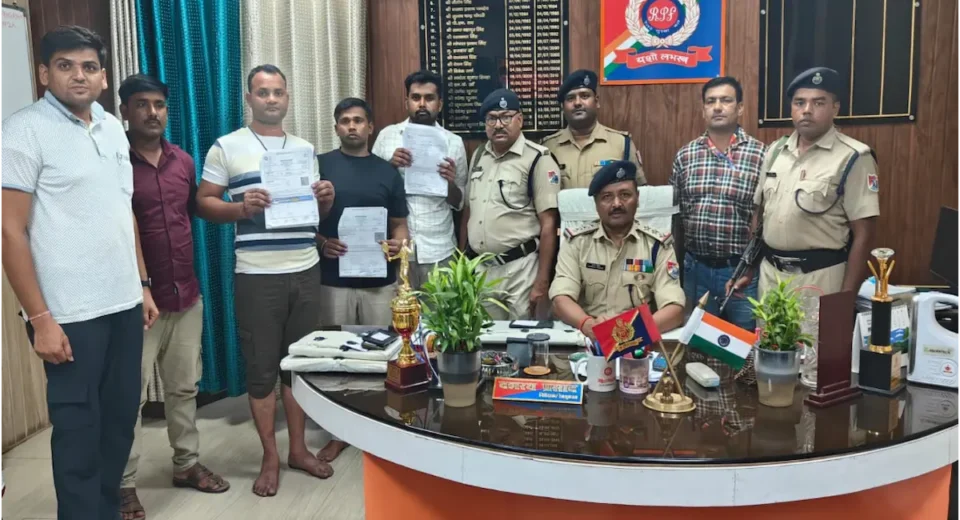 अवैध ई-टिकट कारोबार का भंडाफोड़, जन सेवा केंद्र संचालक सहित 3 गिरफ्तार