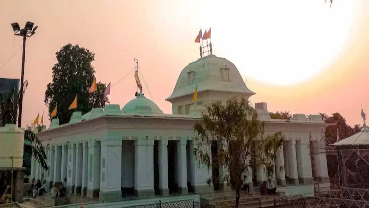 गोरखपुर का विष्णु मंदिर: जहाँ दिन में 3 बार बदलती है भगवान की मुस्कान