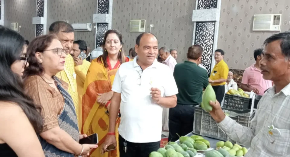 गोरखपुर क्लब में आयोजित आम महोत्सव में पहुंची डीडीयू विश्वविद्यालय की वीसी प्रोफेसर पूनम टंडन. फोटो: सोशल मीडिया