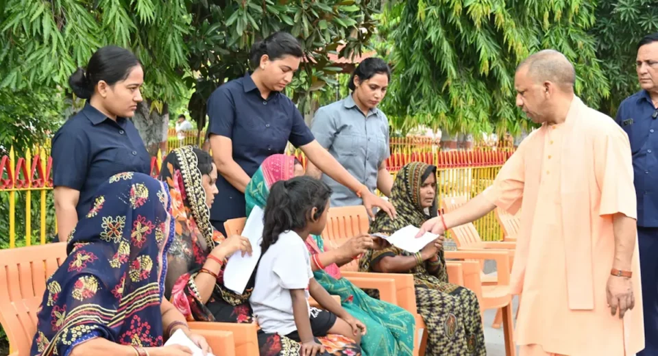 जनता दर्शन में पहुंची मस्कुलर डिस्ट्रॉफी से पीड़ित बच्ची, सीएम ने इलाज कराने के दिए निर्देश जनता दर्शन में पहुंची मस्कुलर डिस्ट्रॉफी से पीड़ित बच्ची, सीएम ने इलाज कराने के दिए निर्देश