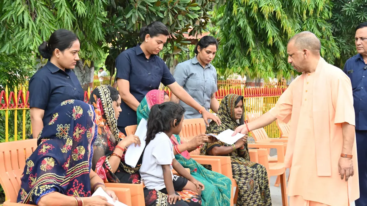 जनता दर्शन में पहुंची मस्कुलर डिस्ट्रॉफी से पीड़ित बच्ची, सीएम ने इलाज कराने के दिए निर्देश