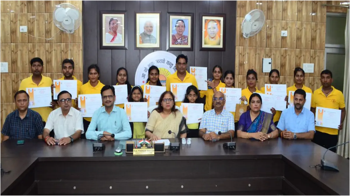 दीनदयाल उपाध्याय गोरखपुर विश्वविद्यालय में आज एक विशेष कार्यक्रम आयोजित किया गया, जिसमें अंतर्राष्ट्रीय योग दिवस पर आयोजित सामूहिक योग एवं सूर्य नमस्कार कार्यक्रम में महत्वपूर्ण योगदान देने वाले योग प्रशिक्षकों को सम्मानित किया गया। कुलपति प्रो. पूनम टंडन ने डॉ विनय मल्ल समेत सभी योग प्रशिक्षकों को प्रशस्ति पत्र वितरित किए। 
