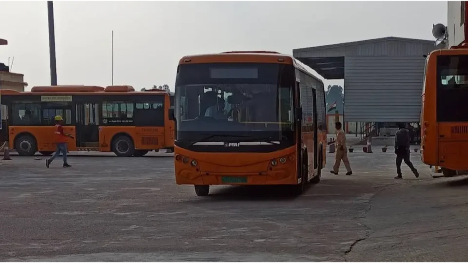 मुख्यमंत्री जनता सेवा बस: ग्रामीण रूटों पर दौड़ेगी कम किराए वाली बसें, 20% तक सस्ता होगा किराया गोरखपुर में संचालित ई-बस सेवा