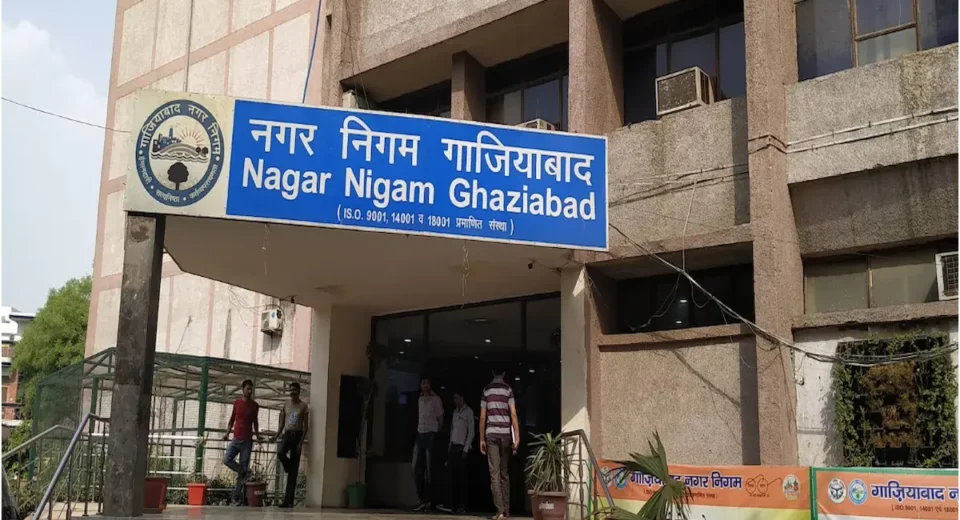गाजियाबाद में बढ़े गृहकर के खिलाफ महापंचायत: आरडब्ल्यूए ने की लेखा-जोखा सार्वजनिक करने की मांग गाजियाबाद नगर निगम भवन.