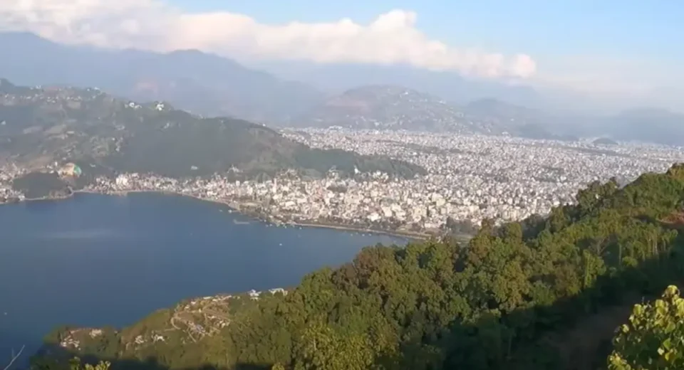 पोखरा स्थित फेवा लेक जो यहां की सबसे पॉपुलर झील है। जिसकी वजह से पोखरा फेमस है।
