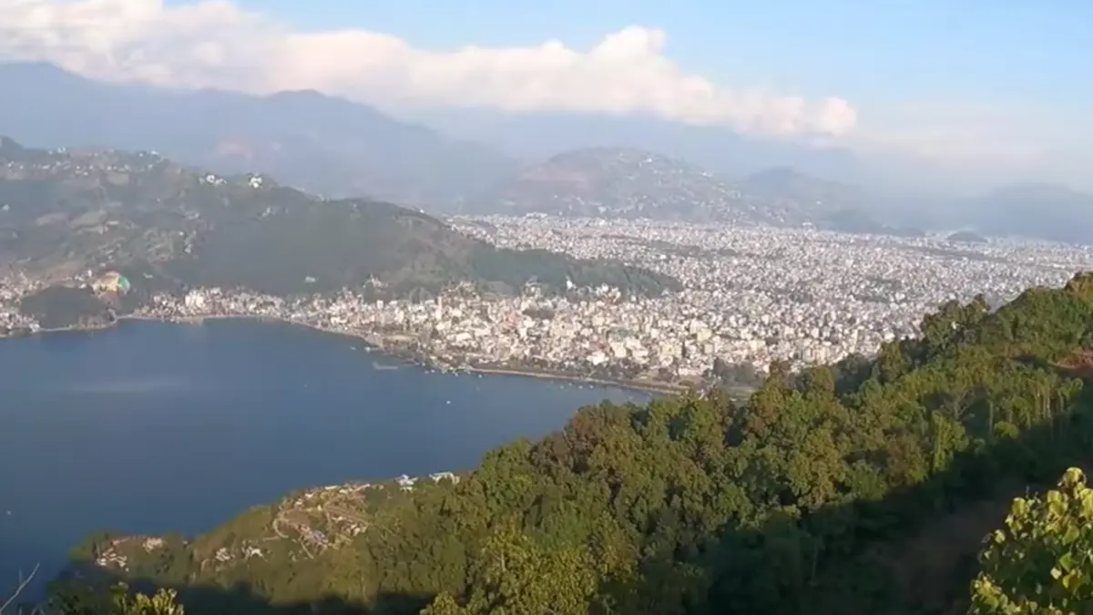 पोखरा स्थित फेवा लेक जो यहां की सबसे पॉपुलर झील है। जिसकी वजह से पोखरा फेमस है।