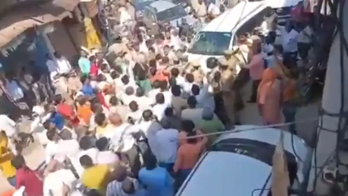 नॉर्मल तिराहे पर आमने आमने आए सपा और भाजपा कार्यकर्ता.