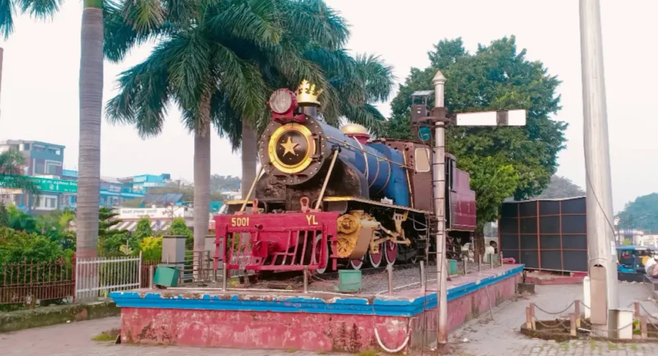 गोरखपुर रेलवे स्टेशन पर रखा 5001 वाईएल छुक छुक इंजन इस बात का गवाह है कि उसने इस स्टेशन से यात्रा करने वाले सैकड़ों हजारों मुसाफिरों को उनके गंतव्य सुरक्षित सफर कराया है. अब बदले जमाने में यह इंजन नई तकनीक और भव्यता के साथ निर्मित हो रहे नये स्टेशन का स्वागत करने को तैयार है. फोटो: गो गोरखपुर
