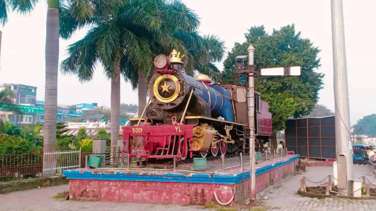 गोरखपुर रेलवे स्टेशन पर रखा 5001 वाईएल छुक छुक इंजन इस बात का गवाह है कि उसने इस स्टेशन से यात्रा करने वाले सैकड़ों हजारों मुसाफिरों को उनके गंतव्य सुरक्षित सफर कराया है. अब बदले जमाने में यह इंजन नई तकनीक और भव्यता के साथ निर्मित हो रहे नये स्टेशन का स्वागत करने को तैयार है. फोटो: गो गोरखपुर