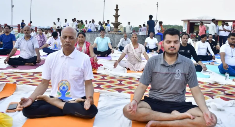 गोरखपुर में योग सप्ताह का भव्य आगाज़! महापौर और विधायक ने बताया 'योग' क्यों है जीवन के लिए अमृत