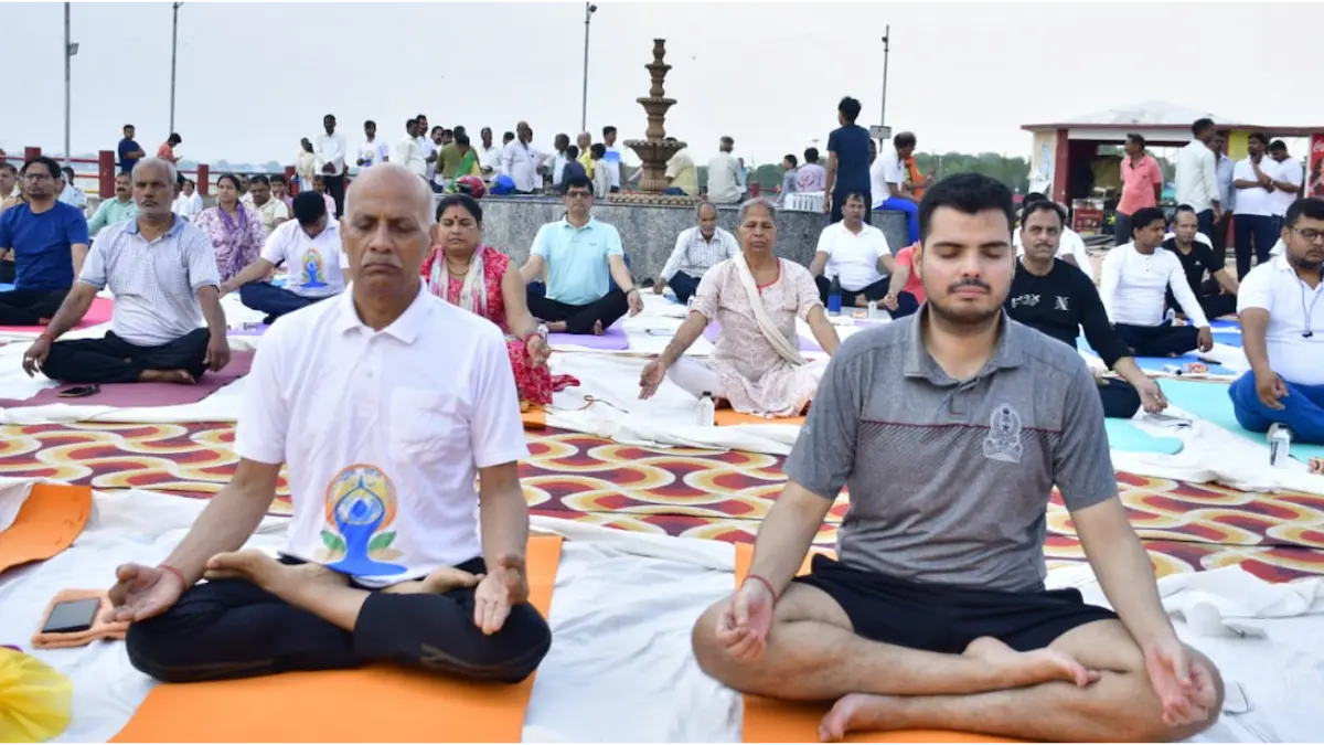 गोरखपुर में योग सप्ताह का भव्य आगाज़! महापौर और विधायक ने बताया 'योग' क्यों है जीवन के लिए अमृत