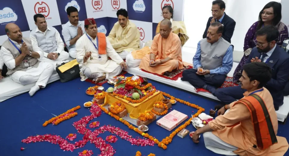मुख्यमंत्री योगी आदित्यनाथ ने बृहस्पतिवार को साहिबाबाद स्थित सेंट्रल इलेक्ट्रॉनिक्स लिमिटेड के स्वर्ण जयंती समारोह में ग्रीन डेटा सेंटर का शिलान्यास किया।