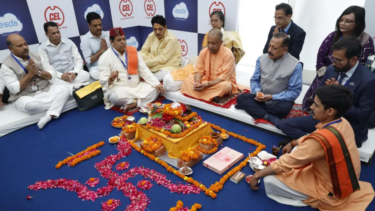 मुख्यमंत्री योगी आदित्यनाथ ने बृहस्पतिवार को साहिबाबाद स्थित सेंट्रल इलेक्ट्रॉनिक्स लिमिटेड के स्वर्ण जयंती समारोह में ग्रीन डेटा सेंटर का शिलान्यास किया।