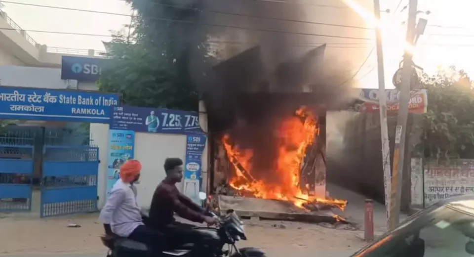 कुशीनगर में शॉर्ट सर्किट से धू-धू कर जला ATM, लाखों का कैश भी हुआ खाक! लपटें देख सहमे लोग