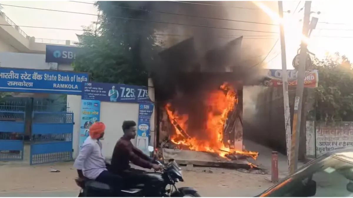 कुशीनगर में शॉर्ट सर्किट से धू-धू कर जला ATM, लाखों का कैश भी हुआ खाक! लपटें देख सहमे लोग