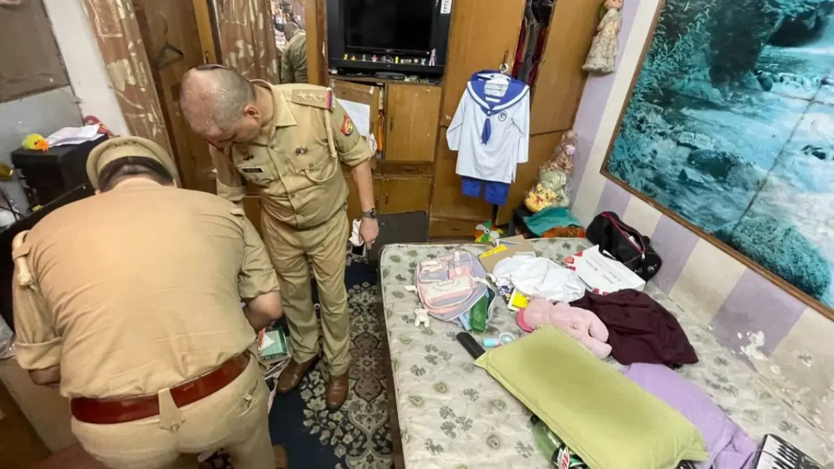 लखनऊ में दिल दहला देने वाली घटना: कर्ज से परेशान कपड़ा कारोबारी ने पत्नी और बेटी संग की आत्महत्या लखनऊ में दिल दहला देने वाली घटना: कर्ज से परेशान कपड़ा कारोबारी ने पत्नी और बेटी संग की आत्महत्या