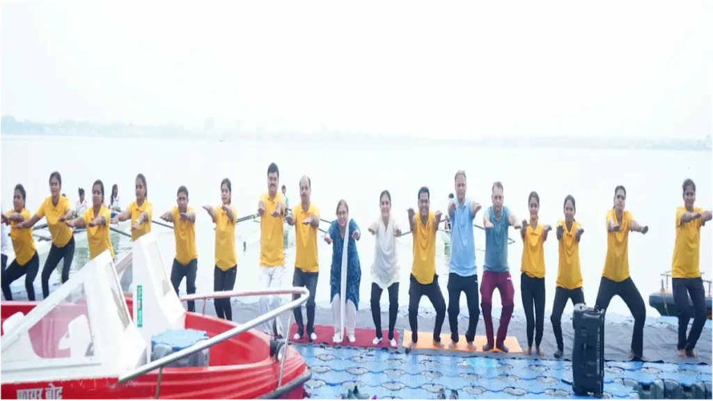 रामगढ़ ताल की जेटी पर योगाभ्यास, विश्व को जागरूकता का संदेश