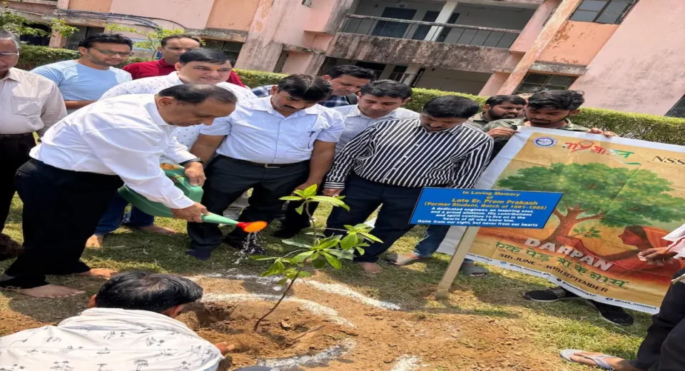एमएमएमयूटी परिसर में पौधा रोपण, जयंती पर पूर्व छात्र को किया याद
