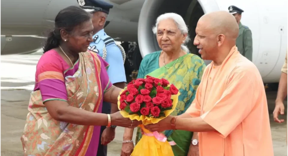 राष्ट्रपति द्रौपदी मुर्मू का गोरखपुर में हुआ स्वागत, एम्स और आयुष विश्वविद्यालय के कार्यक्रमों में होंगी शामिल