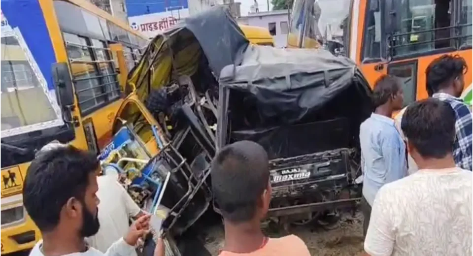 रोडवेज बस ने 5 ऑटो और 2 स्कूली बस को ठोंका, चालक को झपकी आने से हुआ हादसा रोडवेज बस ने 5 ऑटो और 2 स्कूली बस को ठोंका, चालक को झपकी आने से हुआ हादसा