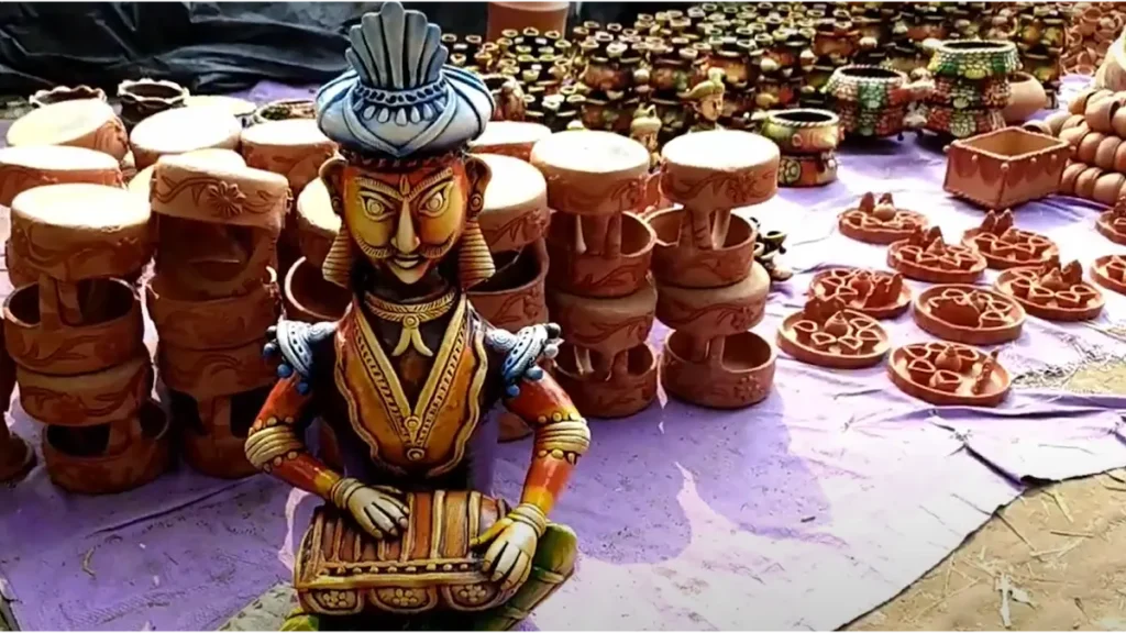 गोरखपुर का टेराकोटा: मिट्टी का जादू, जो बन गया शहर की शान! औरंगाबाद के टेराकोटा कलाकार द्वारा तैयार की गई आकर्षक मूर्ति. — फोटो: गो गोरखपुर.