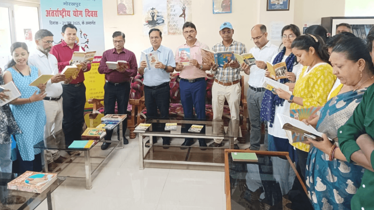 मदन मोहन मालवीय प्रौद्योगिकी विश्वविद्यालय के केंद्रीय पुस्तकालय में योग साहित्य पर पुस्तक प्रदर्शनी का आयोजन