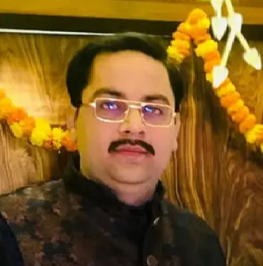 दर्दनाक हादसा: कांग्रेस नेता के भतीजे सहित तीन की मौत, पत्नी गंभीर; शाहजहाँपुर में ट्रक से टकराई कार
