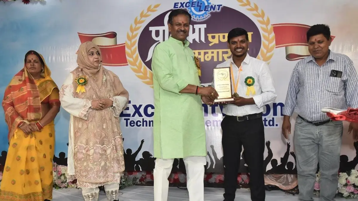 बलिया का गौरव: संघर्षों से भरी आकाश की कहानी बनी युवाओं के लिए प्रेरणा बलिया का गौरव: संघर्षों से भरी आकाश की कहानी बनी युवाओं के लिए प्रेरणा