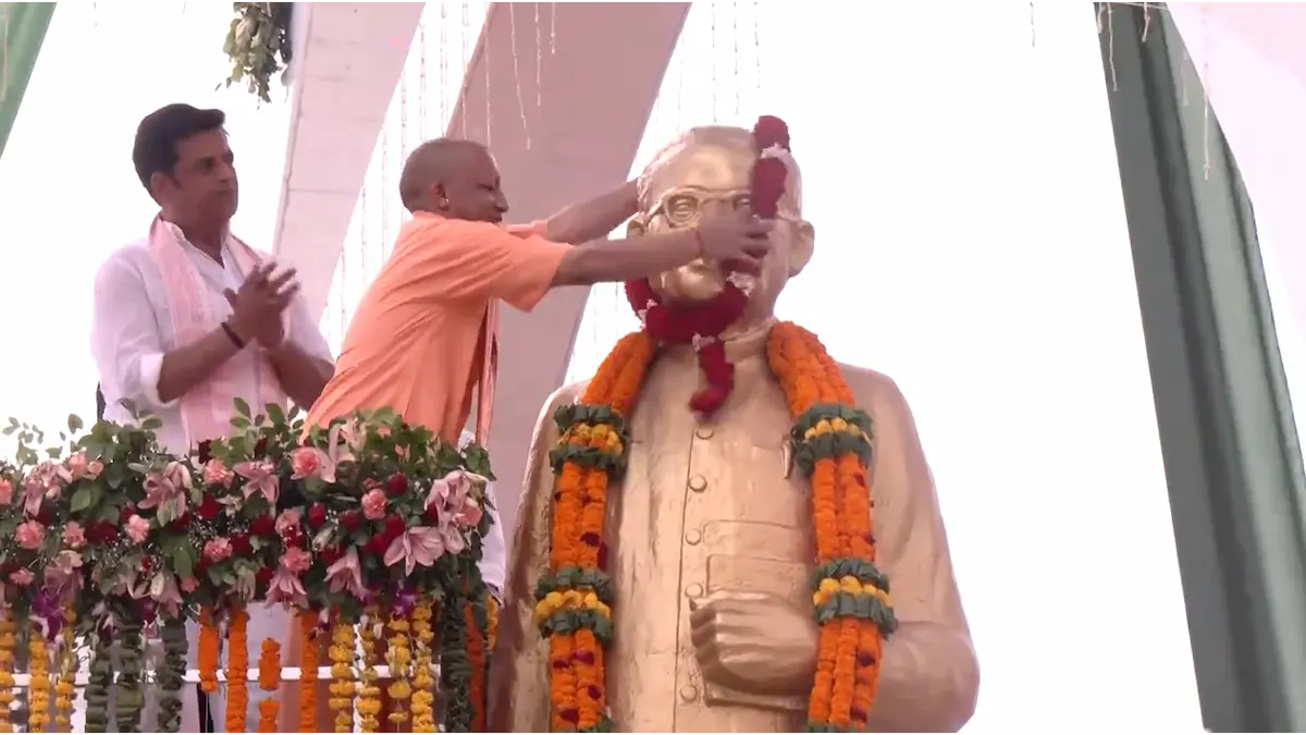 सीएम योगी ने 11 मंजिला PAC टावर का किया लोकार्पण, जेपी की प्रतिमा का अनावरण कर दी श्रद्धांजलि