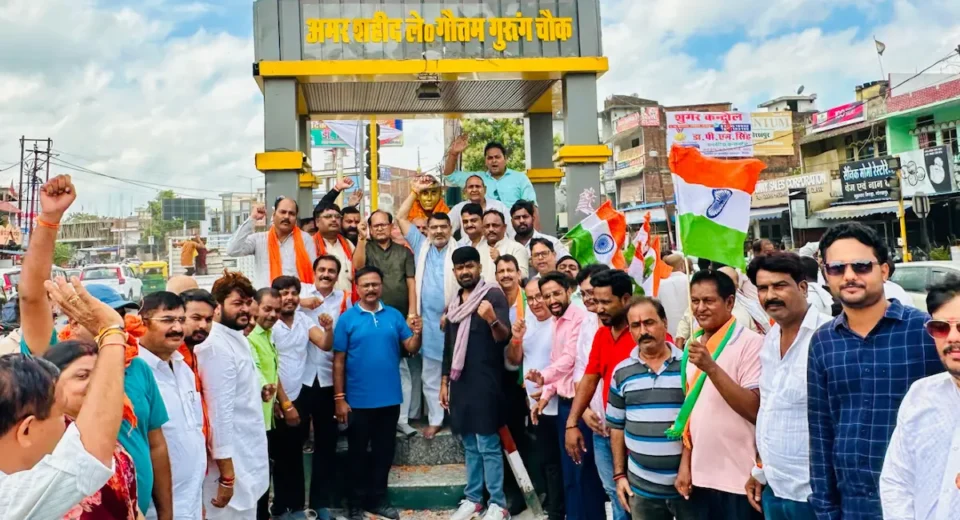 कूड़ाघाट चौराहे पर स्थित शहीद गौतम गुरुंग की प्रतिमा पर भाजपा क्षेत्रीय अध्यक्ष सहजानंद राय की अगुवाई में पार्टी के वरिष्ठ नेताओं और कार्यकर्ताओं ने माल्यार्पण कर उन्हें श्रद्धासुमन अर्पित किए।