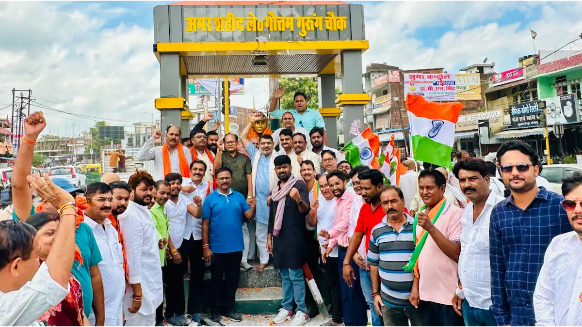कूड़ाघाट चौराहे पर स्थित शहीद गौतम गुरुंग की प्रतिमा पर भाजपा क्षेत्रीय अध्यक्ष सहजानंद राय की अगुवाई में पार्टी के वरिष्ठ नेताओं और कार्यकर्ताओं ने माल्यार्पण कर उन्हें श्रद्धासुमन अर्पित किए।