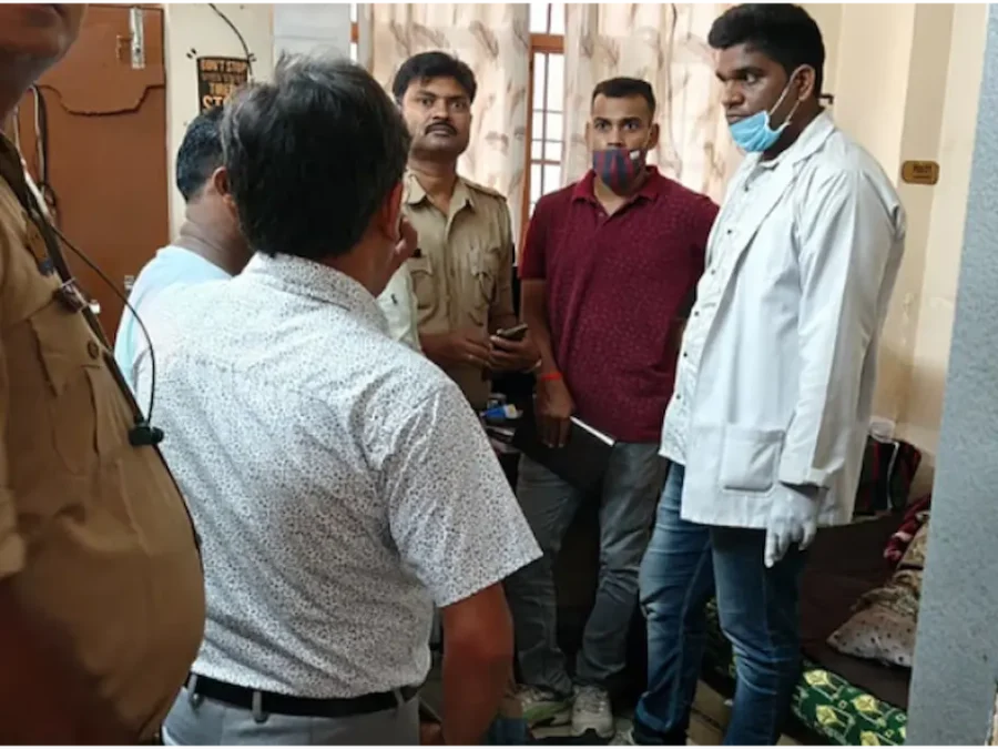 हॉस्टल में पूछताछ करती पुलिस.