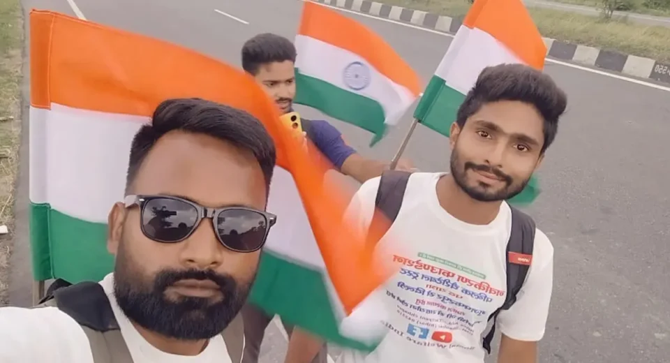 मुजफ्फरपुर से दिल्ली तक 'पैदल यात्रा': पीएम मोदी से मिलने निकले तीन युवा, 11वें दिन गोरखपुर पहुंचे