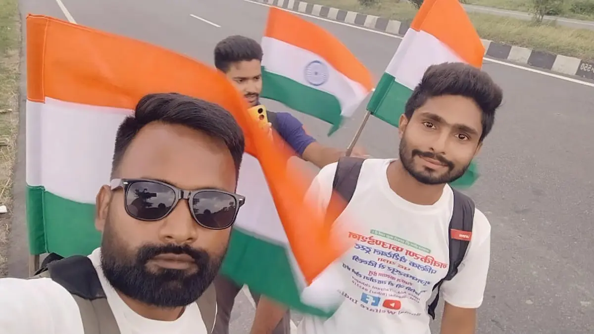 मुजफ्फरपुर से दिल्ली तक 'पैदल यात्रा': पीएम मोदी से मिलने निकले तीन युवा, 11वें दिन गोरखपुर पहुंचे