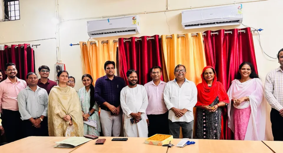 प्रोफेसर अनिल राय ने गोरखपुर विश्वविद्यालय को दिया 'अनमोल' उपहार, सफाई कर्मचारी ने किया शुभारंभ प्रोफेसर अनिल राय ने गोरखपुर विश्वविद्यालय को दिया 'अनमोल' उपहार, सफाई कर्मचारी ने किया शुभारंभ