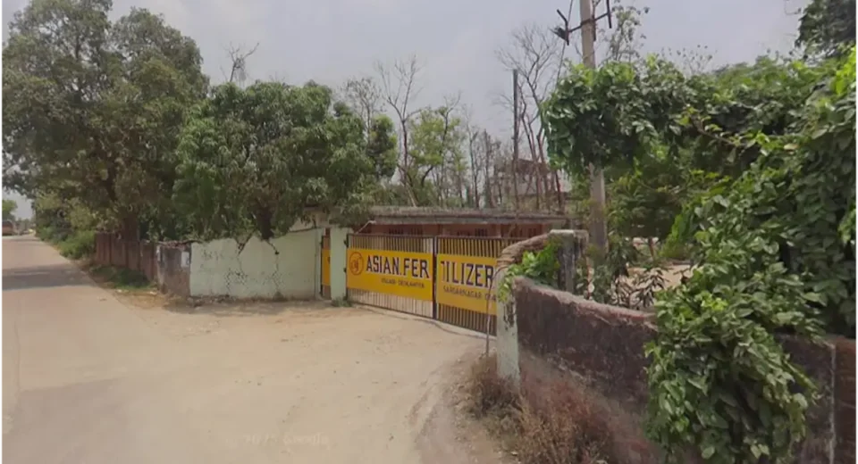 चौरीचौरा: एशियन फर्टिलाइजर फैक्ट्री से दूषित गैस का रिसाव, 14 बच्चों की तबीयत बिगड़ी, ग्रामीणों का हंगामा
